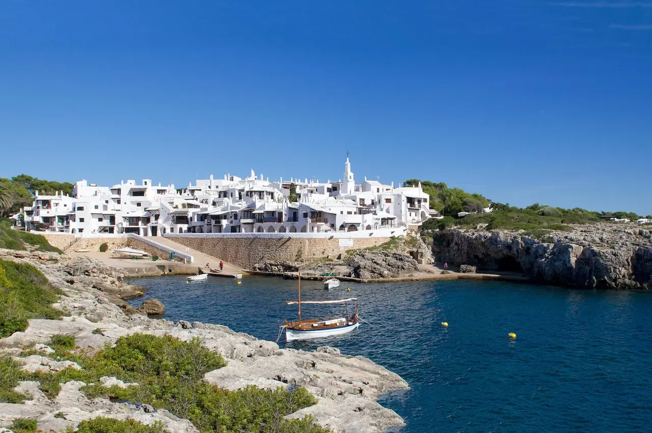 Binibeca Vell junto al mar en Menorca