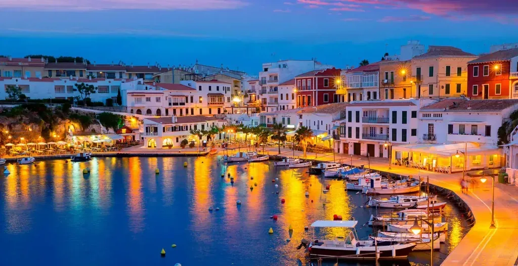 Cales Fonts en Es Castell, Menorca: antiguo puerto de pescadores con restaurantes junto al mar