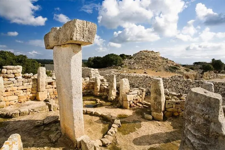 Taula de Torralba d'en Salort, uno de los santuarios talayóticos mejor conservados de Menorca