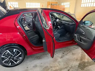 Opel Corsa GS con las puertas abiertas
