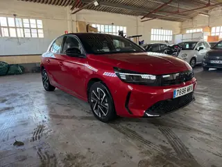 Opel Corsa GS rojo, vista delantera tres cuartos