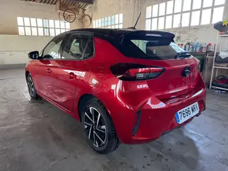 Opel Corsa GS rojo, vista trasera tres cuartos izquierda