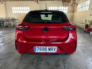 Opel Corsa GS rojo, vista trasera