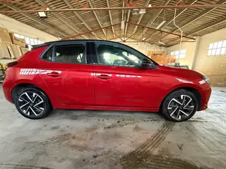 Opel Corsa GS rojo, vista lateral derecha