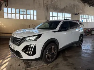 Peugeot 2008 automático blanco, vista delantera derecha con luces encendidas