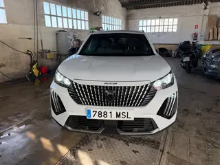 Peugeot 2008 automático blanco, vista frontal con luces encendidas