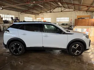 Peugeot 2008 automático blanco, perfil lateral